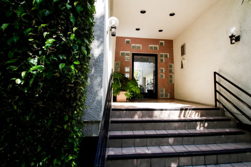 The entrance into 4350 Stern Ave in Sherman Oaks