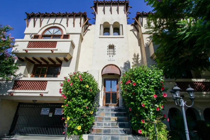 The entrance into 4360 Ventura Canyon Ave in Sherman Oaks