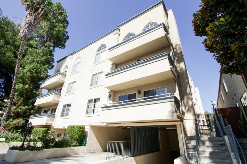 The building at 4426 Ventura Canyon Ave in Sherman Oaks