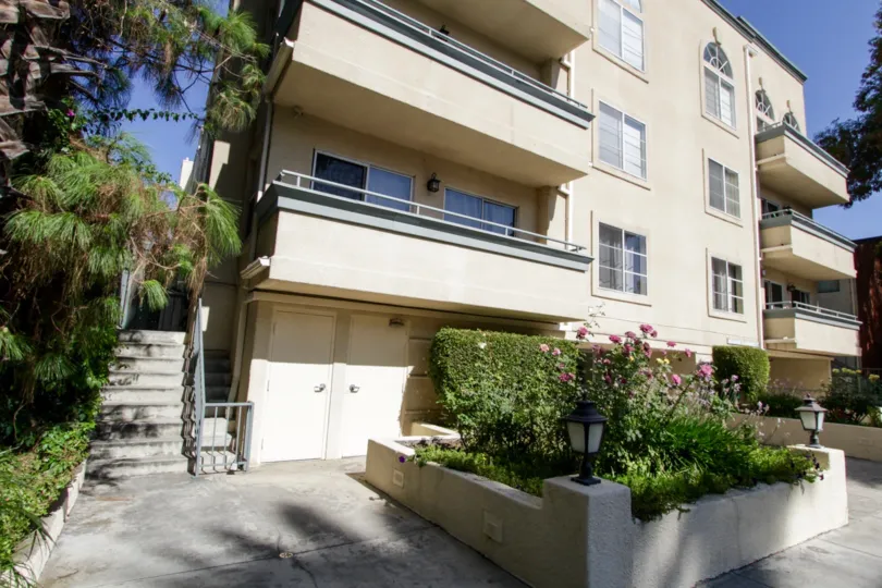 The side entrance up to 4426 Ventura Canyon Ave