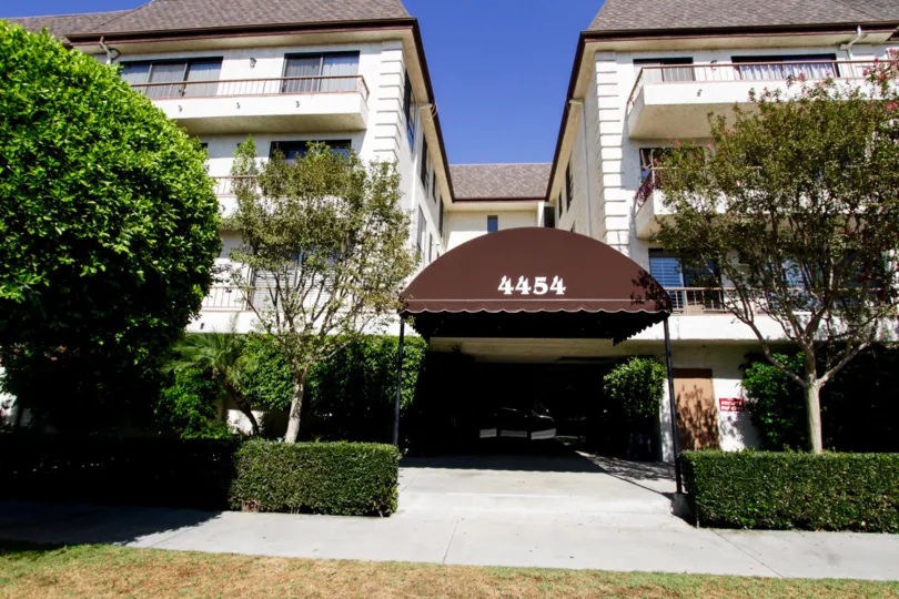 The entrance into 4454 Ventura Canyon Ave in Sherman Oaks
