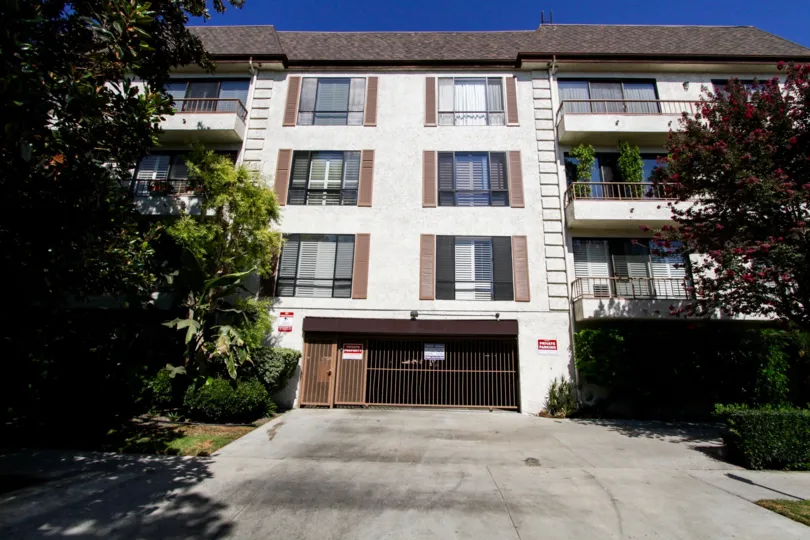 The drive into 4454 Ventura Canyon Ave in Sherman Oaks