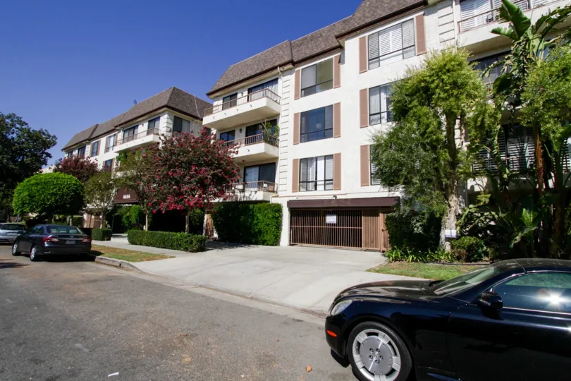 The building at 4454 Ventura Canyon Ave