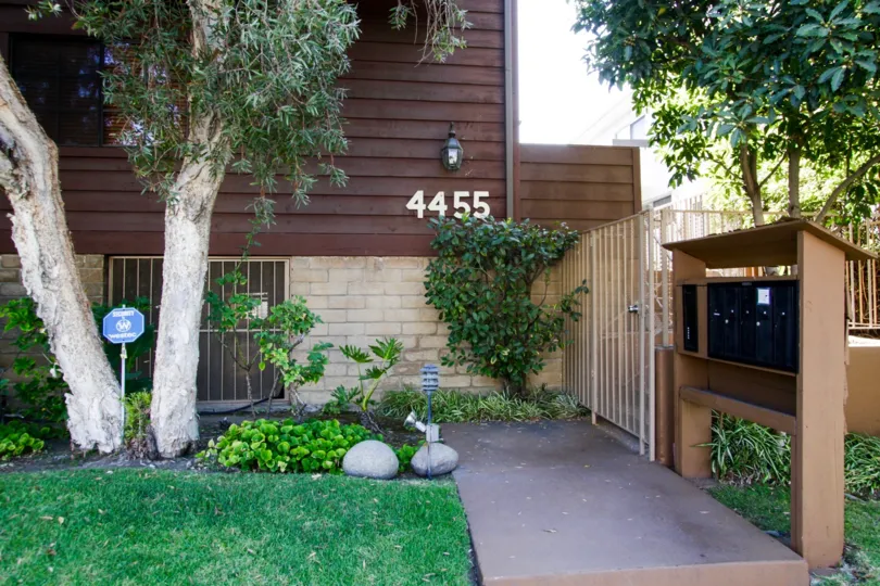 The entryway to 4455 Fulton Ave