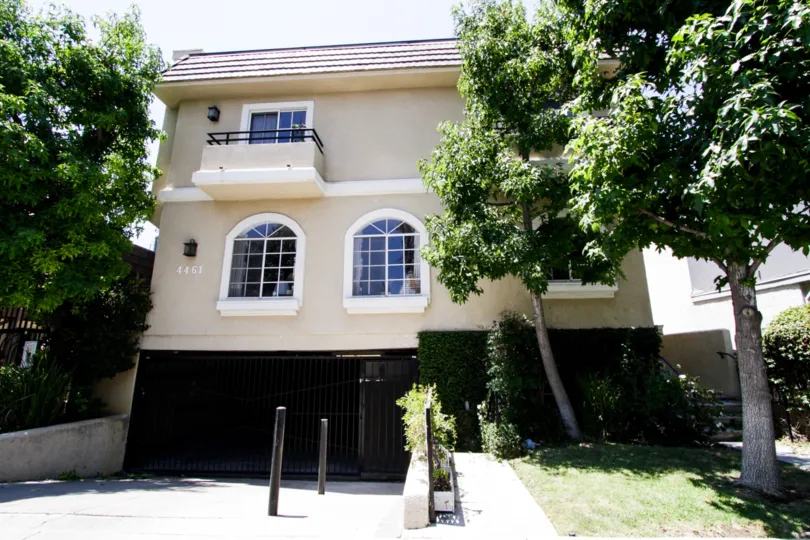 The drive for 4461 Vista Del Monte Ave in Sherman Oaks