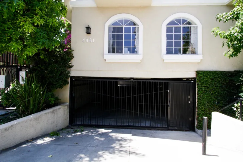 The entrance into 4461 Vista Del Monte Ave in Sherman Oaks