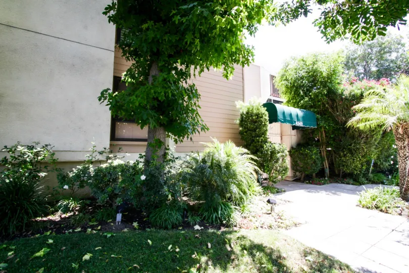 The entryway into 4542 Willis Ave