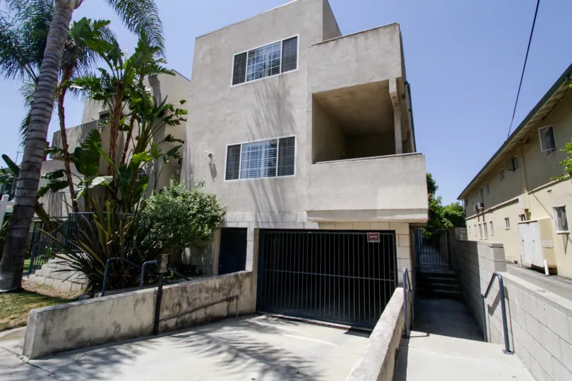The parking at 4915 Coldwater Canyon