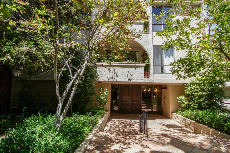 The entryway into Benefit Condominiums in Sherman Oaks