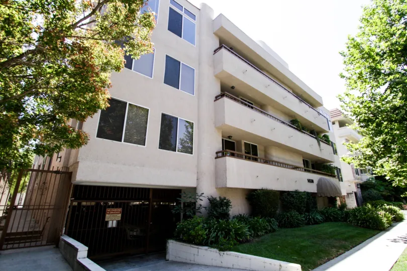 The grounds at Addison Place in Sherman Oaks