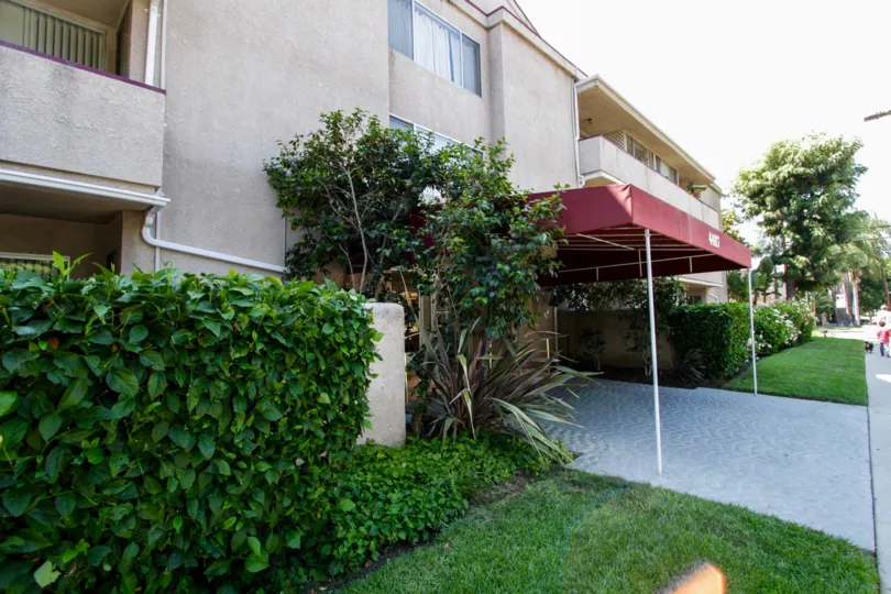 The entryway into Carlyle Towers in Sherman Oaks
