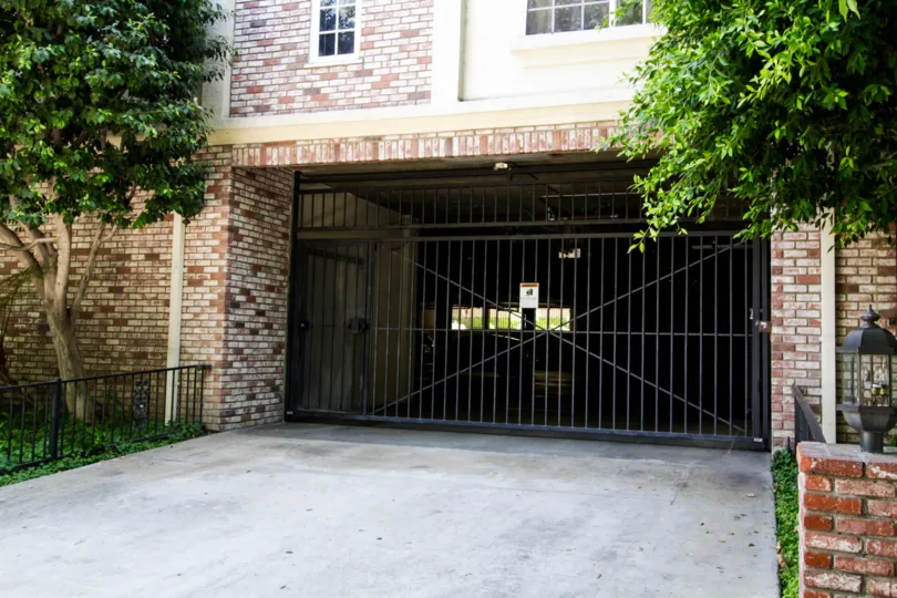 The parking at Chateau Oaks