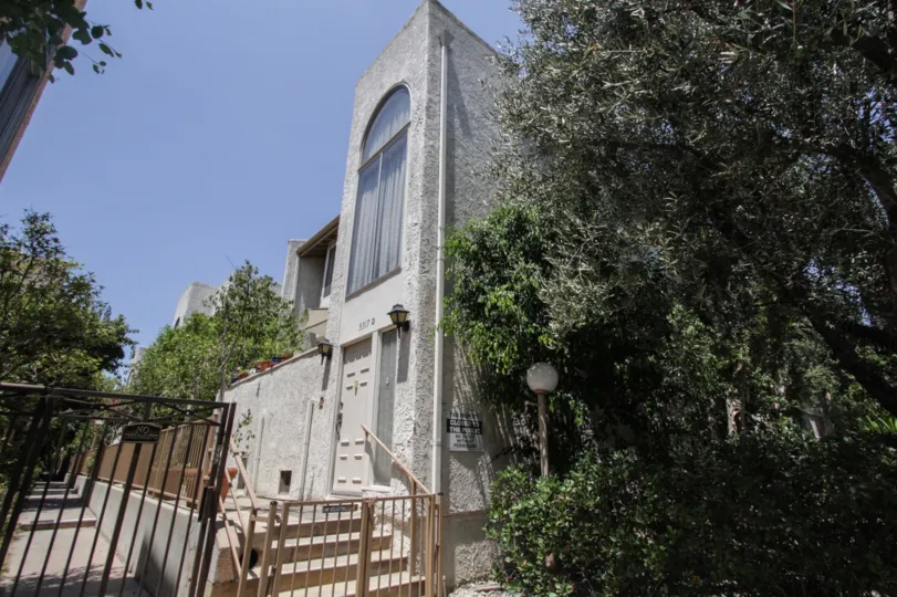 The entrance into Coldwater Villas in Sherman Oaks