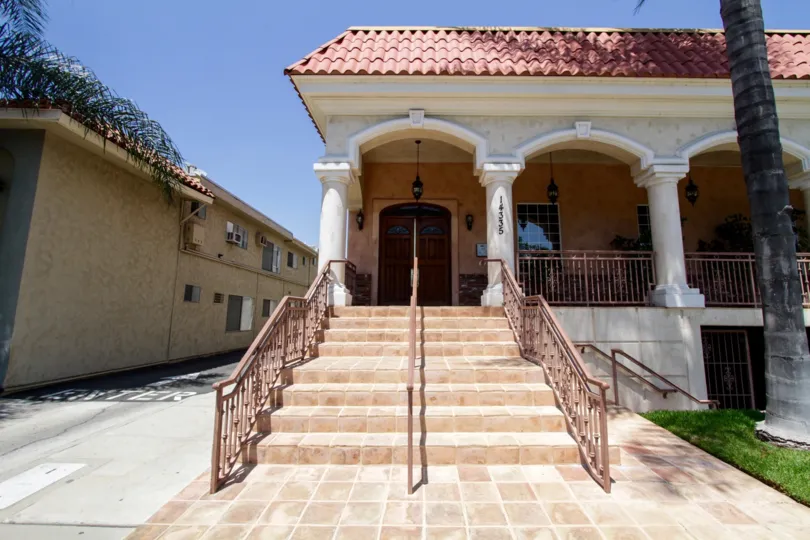 The entrance into Colonial Manor in Sherman Oaks