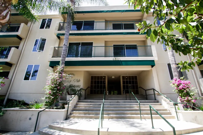 The entrance into Country Club Condominiums