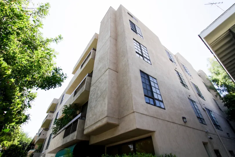 The building at Dickens Court Condominiums