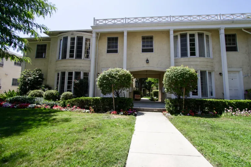 The landscaping at Colbath Townhomes Ave in Sherman Oaks