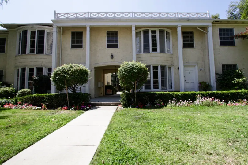 The entryway into Dickens Street Gardens in Sherman Oaks