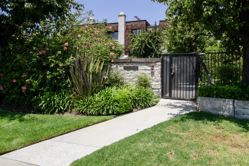 The sidewalk leading up to Fashion Square in Sherman Oaks