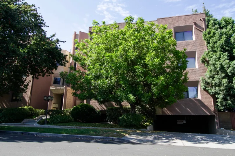 The view of Galleria Towers from the sidewalk in Sherman Oaks