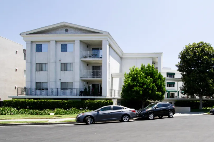 The Golden Colonial Condominiums building in Sherman Oaks