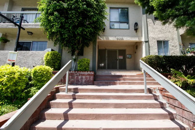 The staired entrance into Knollwood Villas in Sherman Oaks
