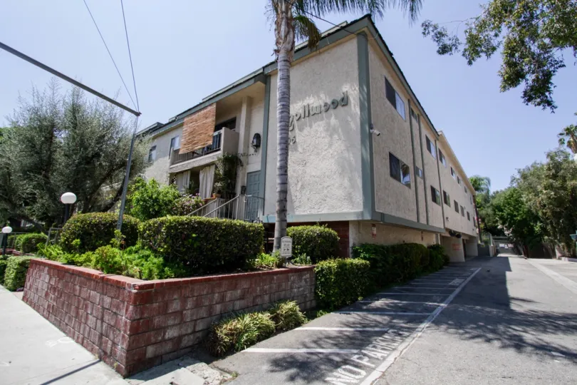 The Knollwood Villas name written on the building