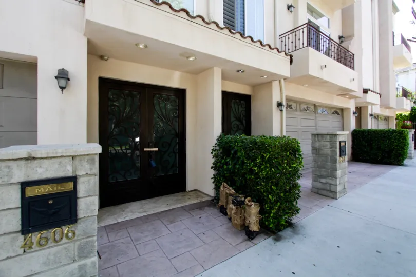 The entryway at Norwich Townhomes in Sherman Oaks