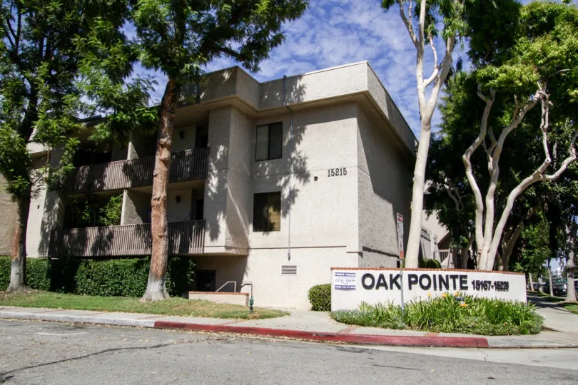 The entrance into Oak Pointe