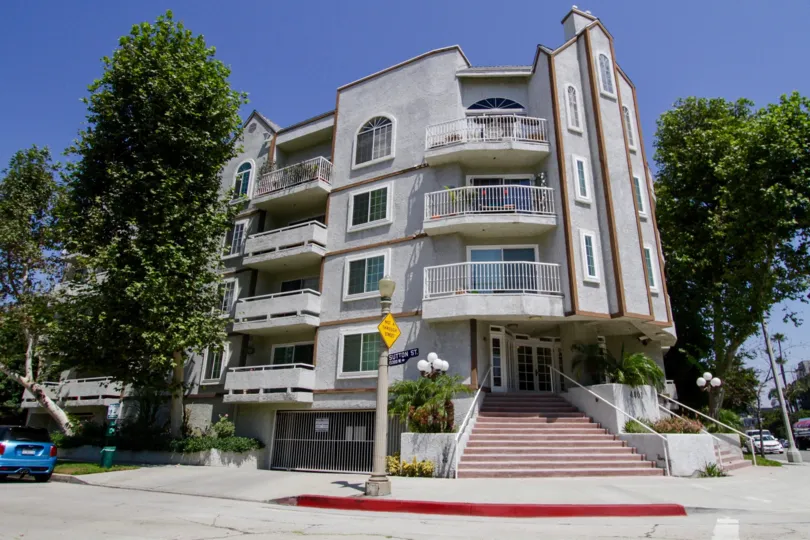 The Oaks at Sepulveda building in Sherman Oaks