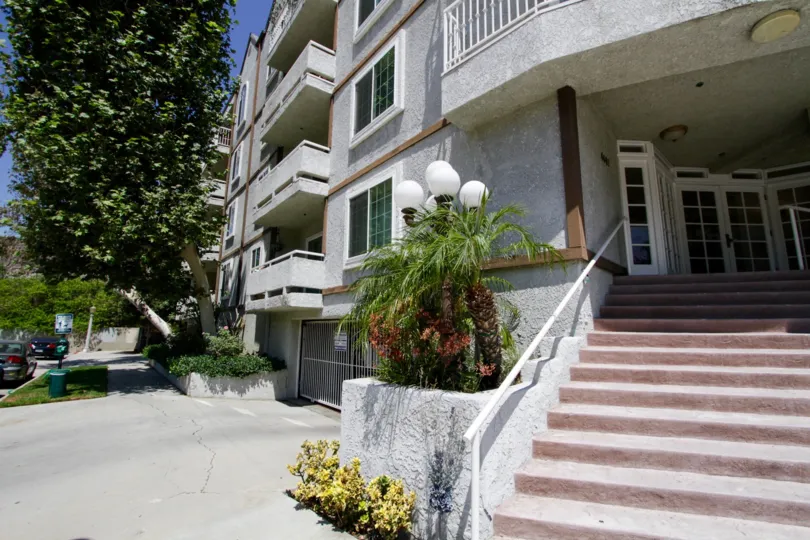 The landscaping at Oaks at Sepulveda