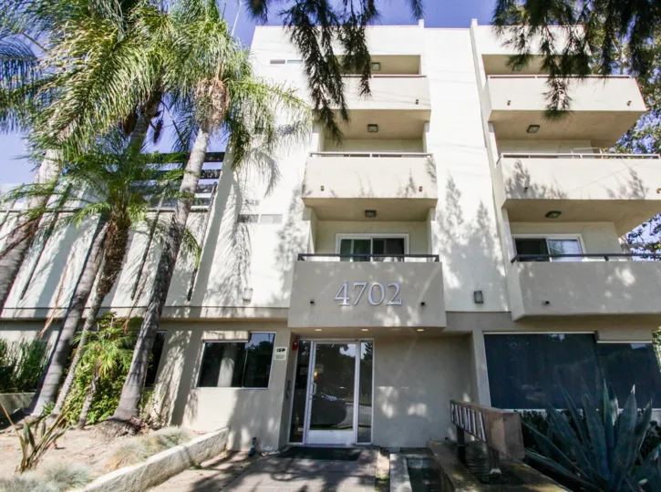 The entrance into Palmia Condominiums in Sherman Oaks