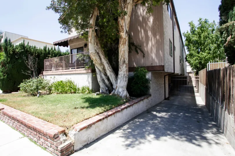 The driveway beside Parkside Condos in Sherman Oaks