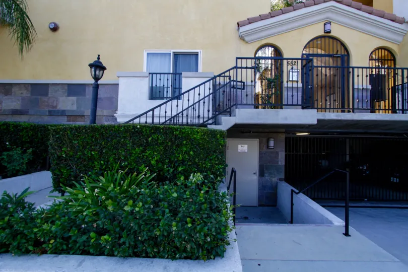 The entrance into Placita De Oro in Sherman Oaks