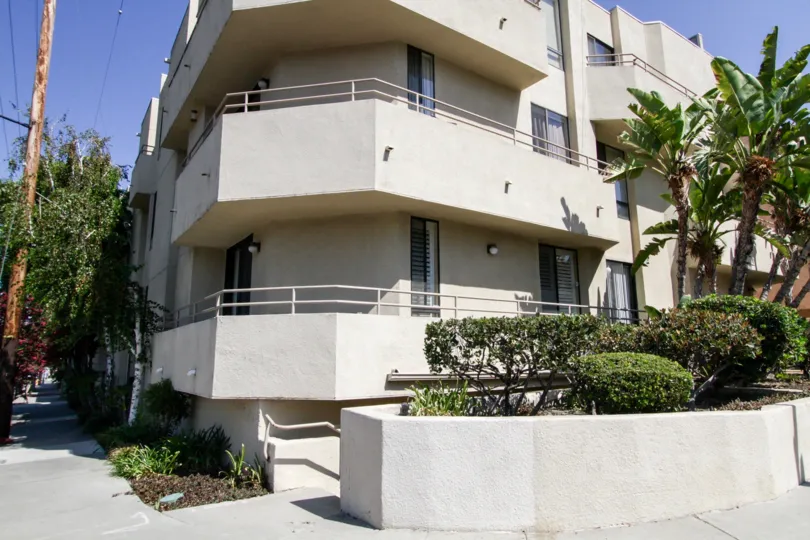 The landscaping around Sherman Oaks Grand Villa