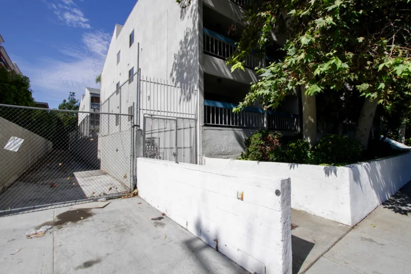 The sidewalk towards Sherman Oaks Villas
