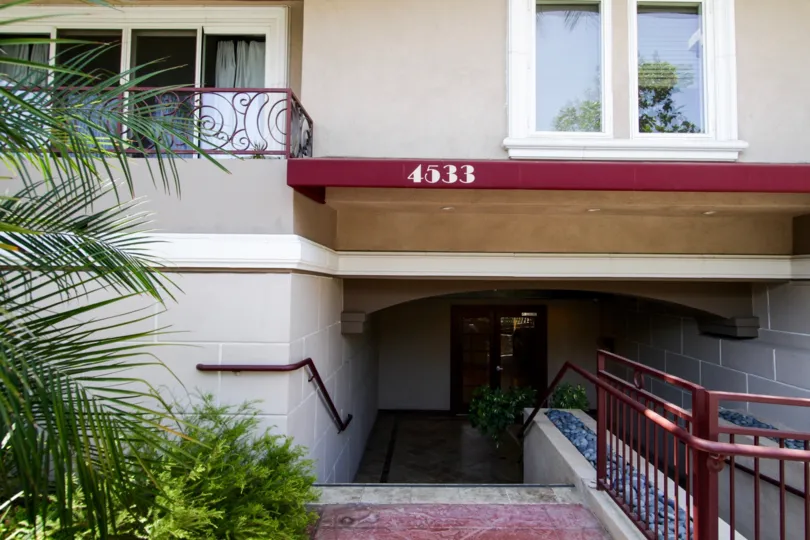 The entrance into Sierra Heights Condominiums