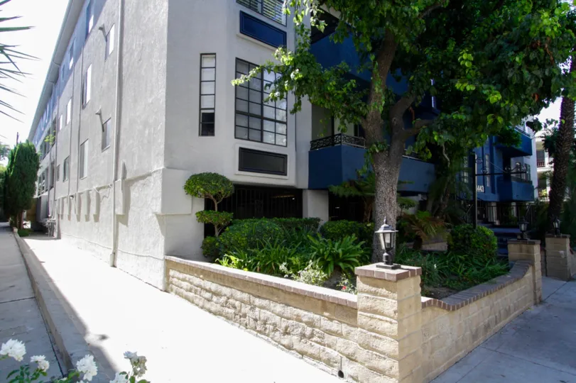 The sidealk at The Oaksher in Sherman Oaks