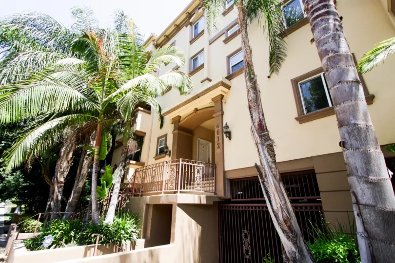 The view of the Villa at Vista Del Monte building in Sherman Oaks
