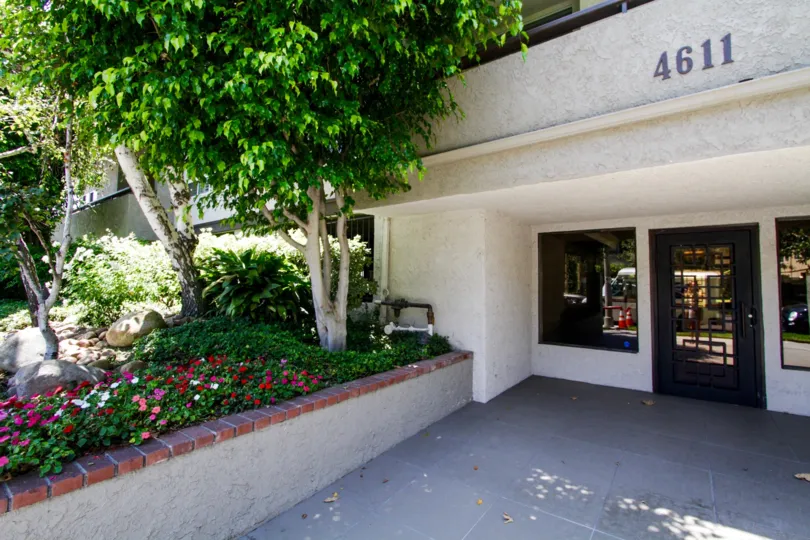 The walkway into Vista Del Monte Condominiums