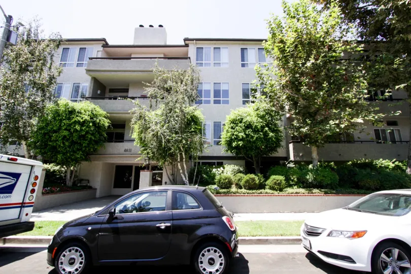 The Vista Del Monte Condominiums building in Sherman Oaks