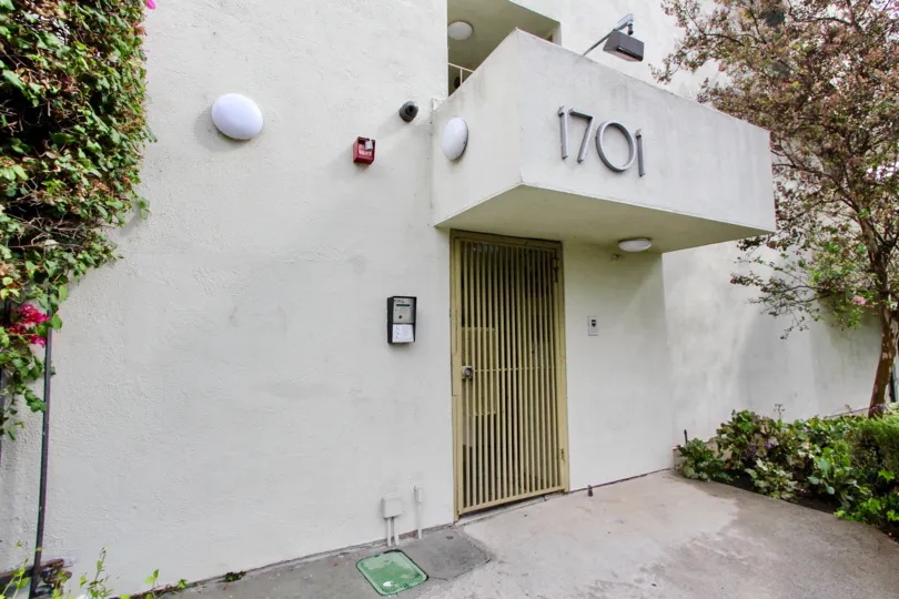 The address for Lago Vista in Silver Lake, California