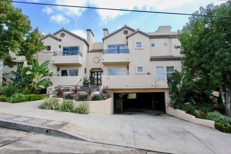 The view of Silver View Townhomes in Silver Lake, California