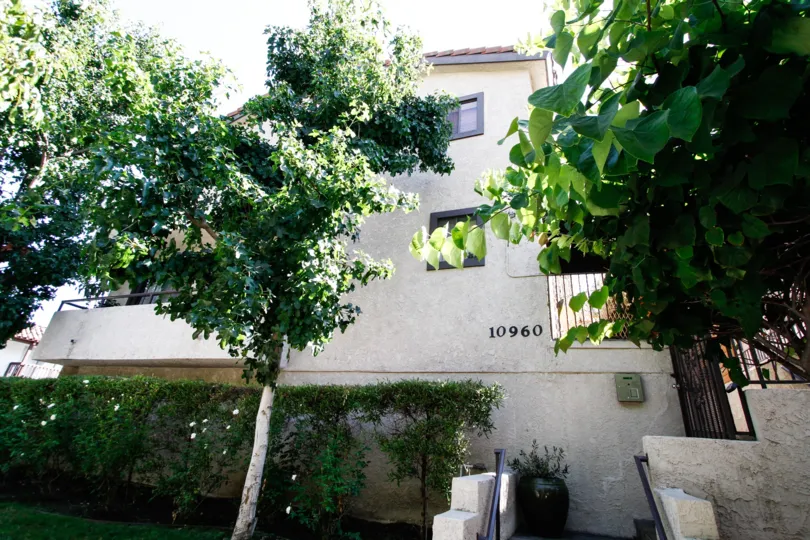 The building at 10960 Bluffside Dr in Studio City