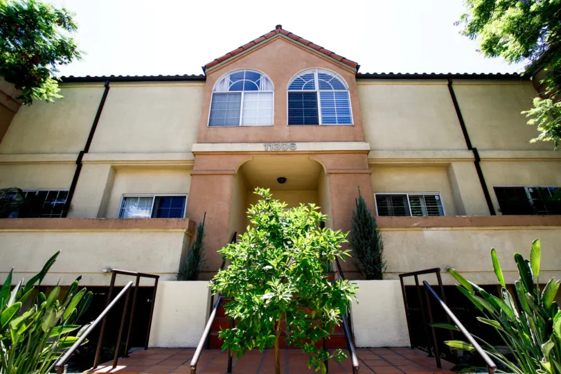 The building at 11306 Moorpark in Studio City