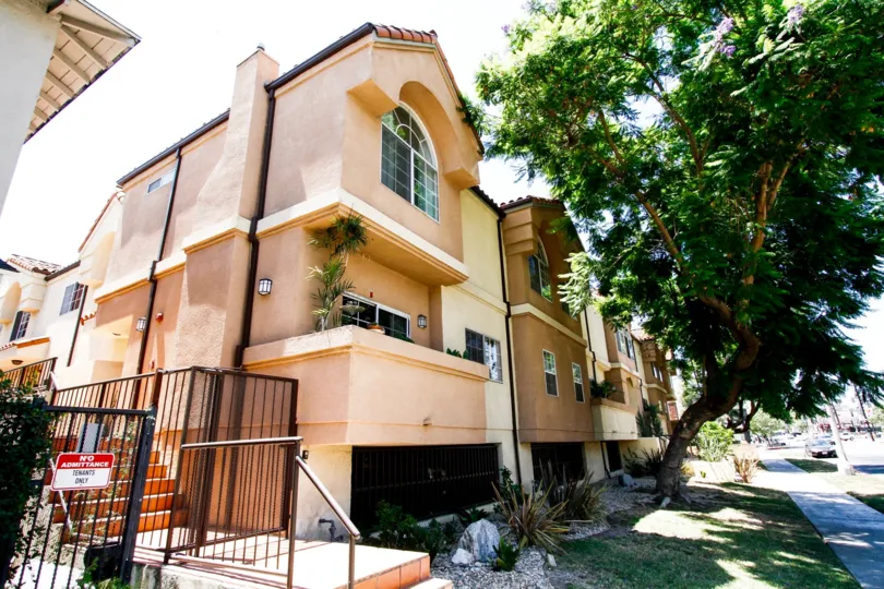 The side entrance into 11306 Moorpark in Studio City