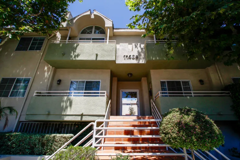 The entrance into 11485 Moorpark St in Studio City