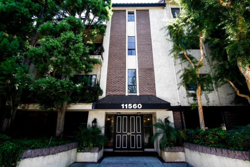 The entrance into 11560 Moorpark St in Studio City