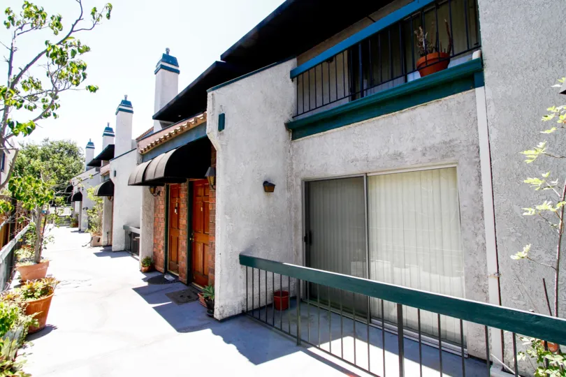 The entrance into 11610 Moorpark St in Studio City
