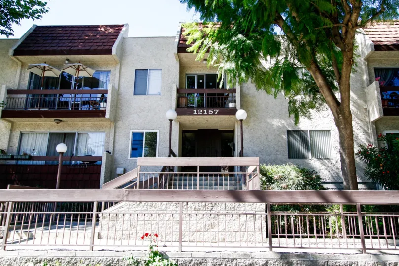 The building at 12157 Moorpark St in Studio City